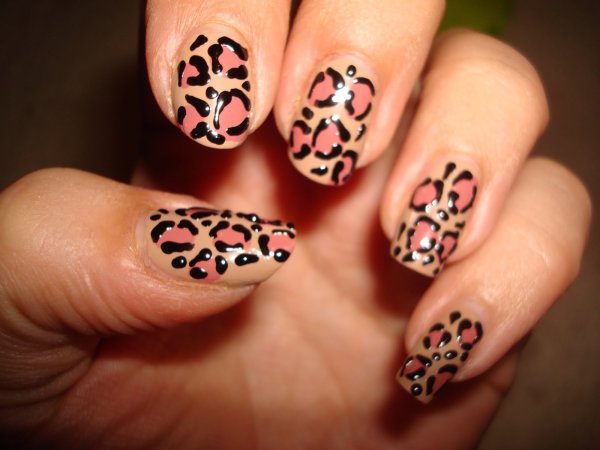 Дизайн ногтей со змеей