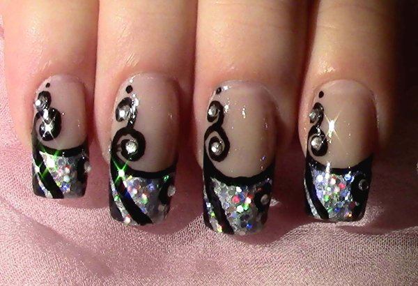 Маникюр с черепами