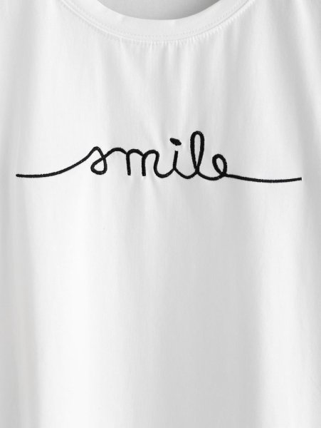 Вышитая надпись на футболке