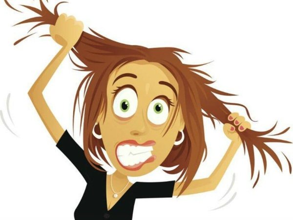 Рвет волосы на голове