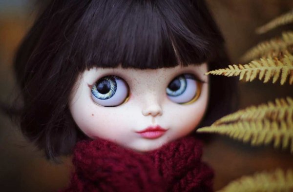 Рисунок куколка с большими глазами