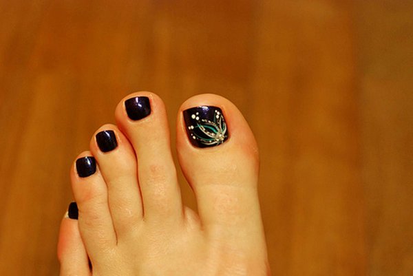 Черный педикюр на ногах
