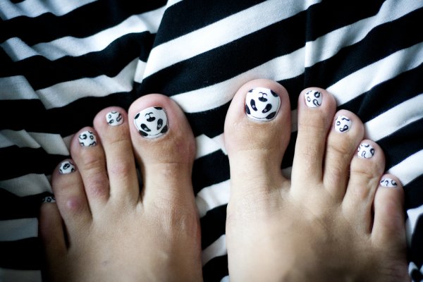 Черно белый педикюр