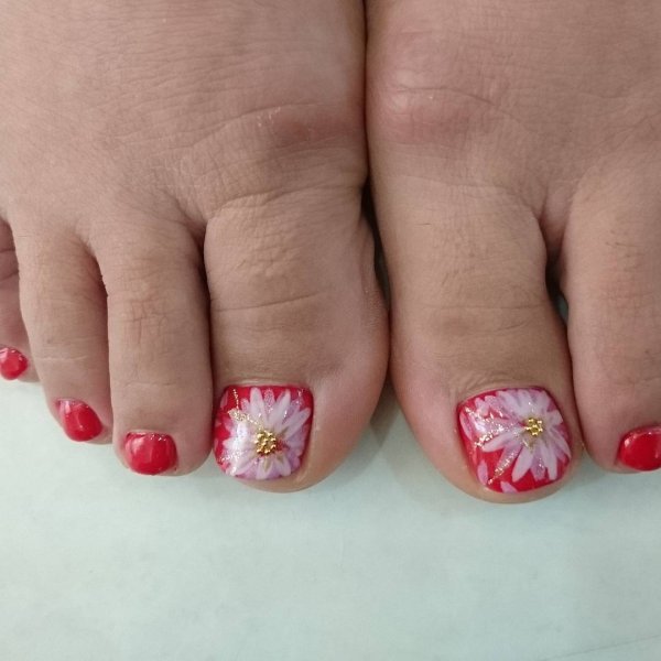 Педикюр с цветами