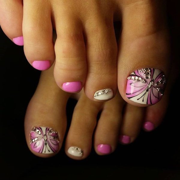 Красивый педикюр на ногах