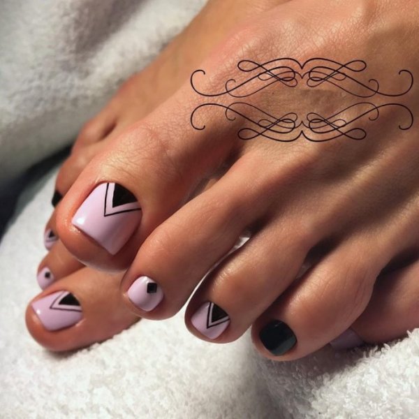 Педикюр с рисунком