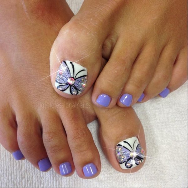 Педикюр с бабочками
