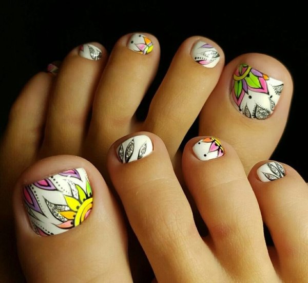 Педикюр с рисунком