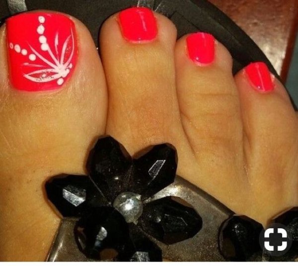Красный педикюр с цветочками