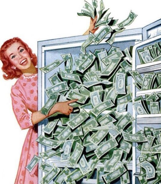 Женщина пересчитывает деньги