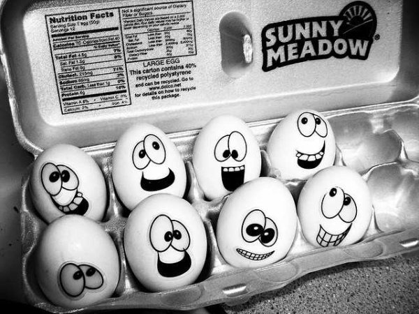 Рожицы на яйцах маркером