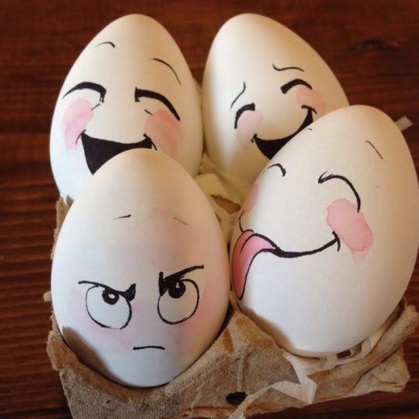 Разрисовать яйца маркером