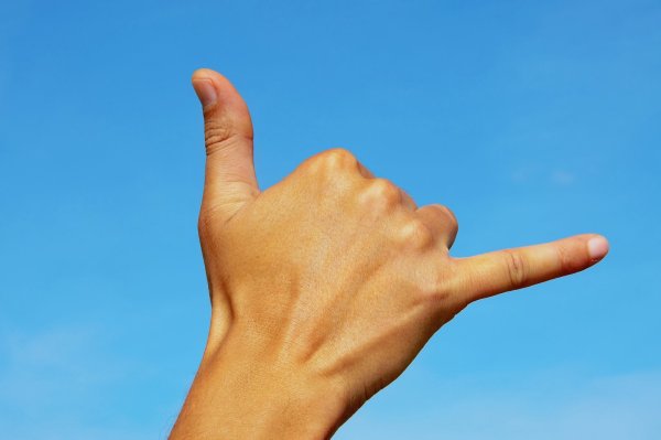 Рука с оттопыренным мизинцем