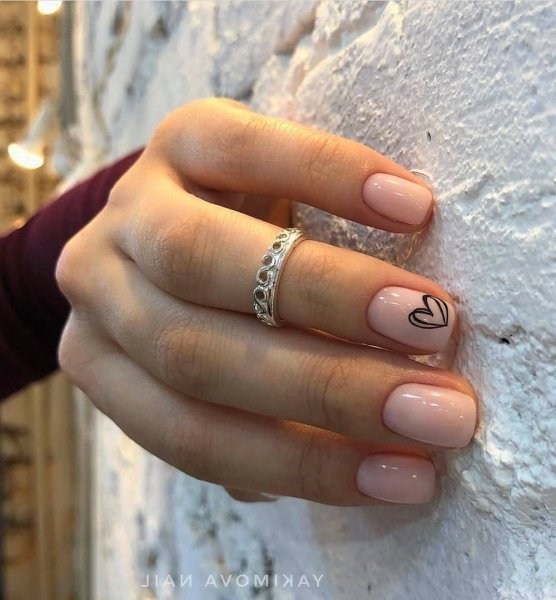 Нюдовый маникюр с узорами