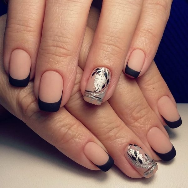 Френч с узором на безымянном пальце