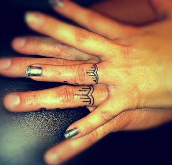 Тату на безымянном пальце для девушек