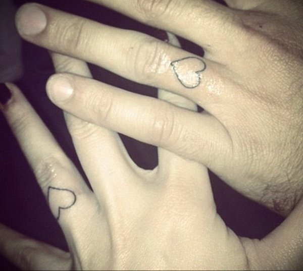 Парные тату на пальцах