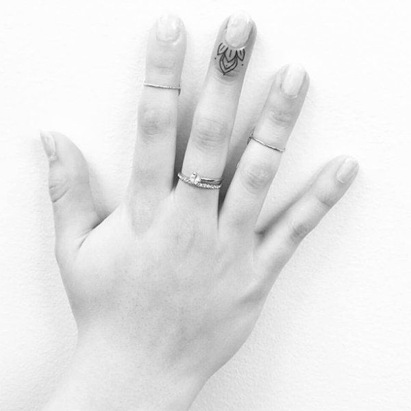 Тату Крылья на пальце