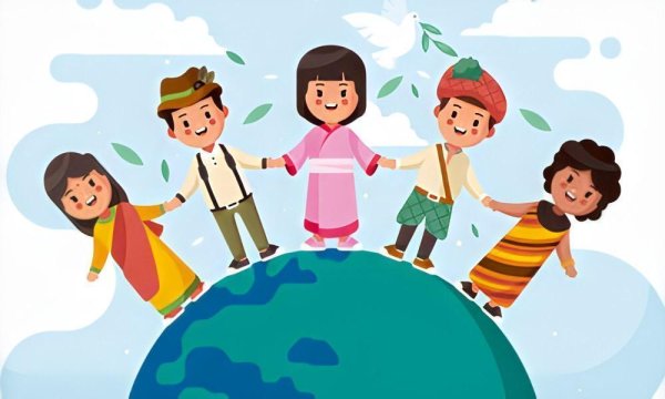 Люди разных национальностей держатся за руки