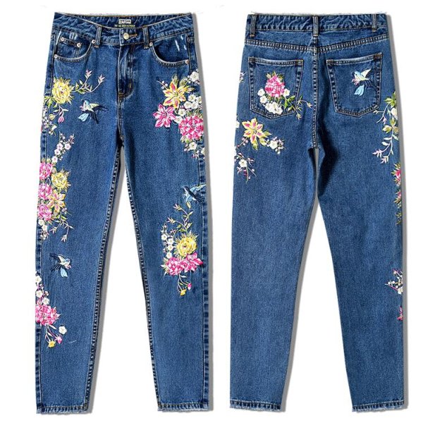 Джинсы с вышивкой