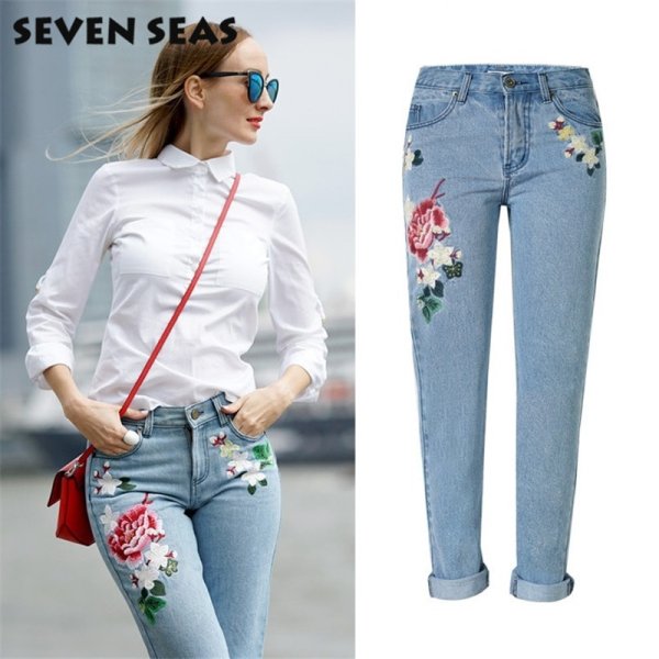 Джинсы с вышивкой