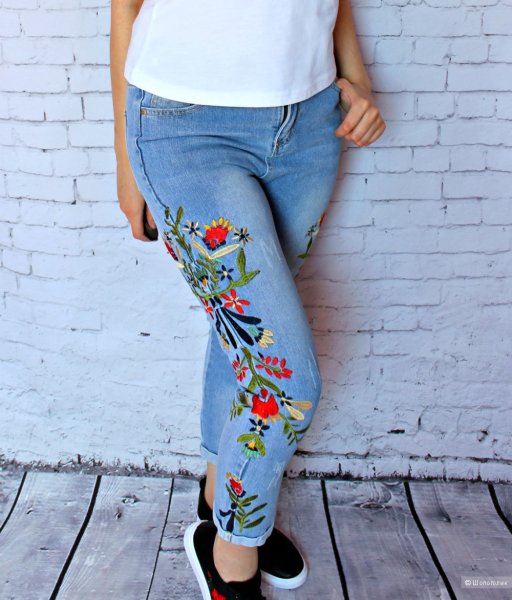 Джинсы с вышивкой женские