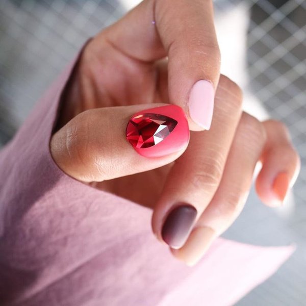 Красный маникюр с прозрачным сердечком