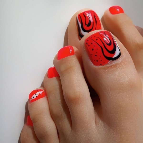 Коралловый педикюр