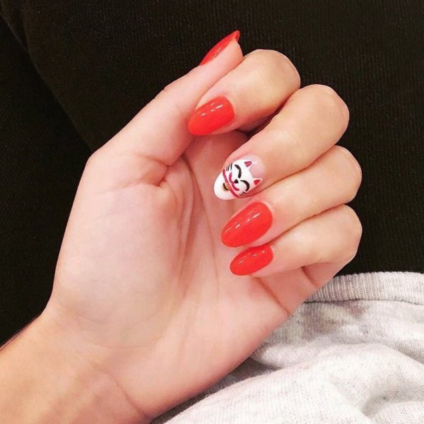Красный педикюр с наклейками