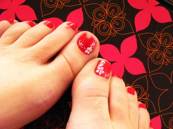 Педикюр красный с рисунком