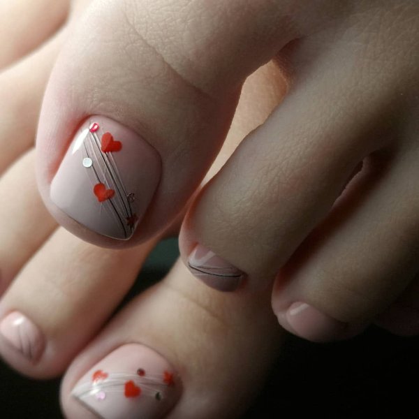 Педикюр красный с золотом