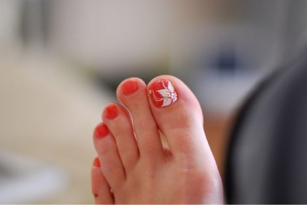 Модные красные ногти