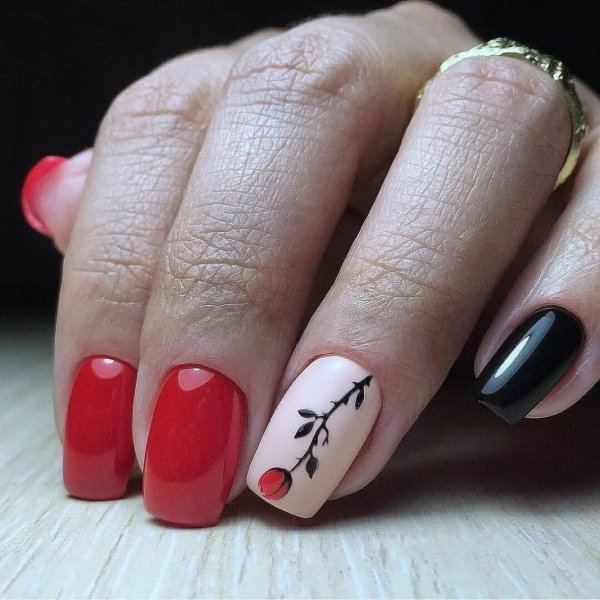 Красивый красный маникюр на короткие ногти