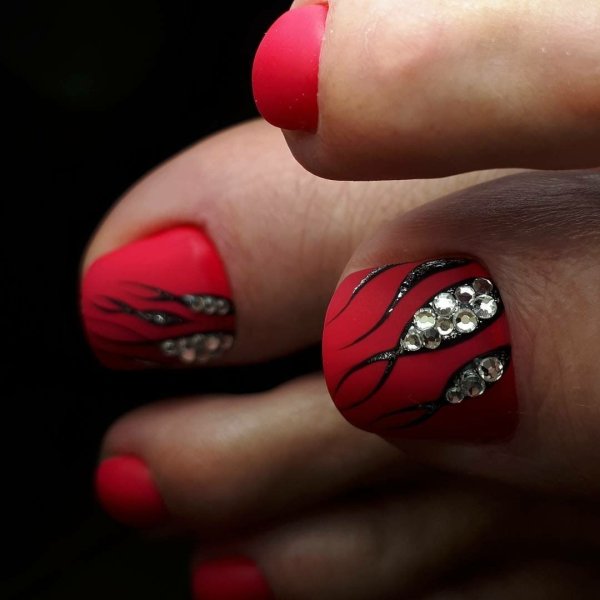 Красные ногти с надписями