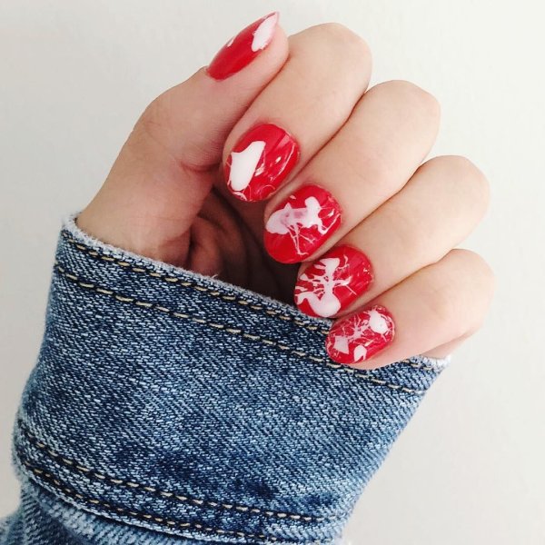 Красный матовый маникюр с сердечком