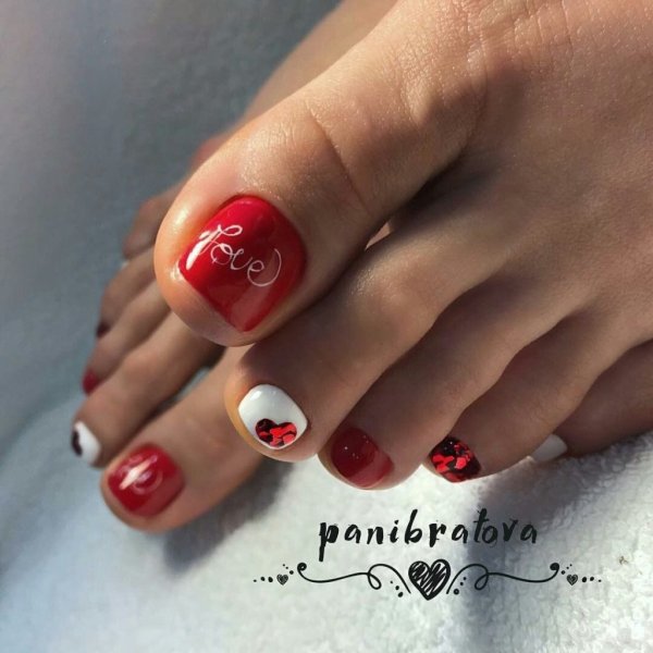 Красный педикюр на ногах