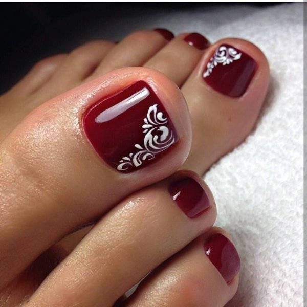 Педикюр красный