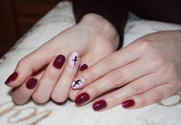 Бордовый маникюр с белым пальцем