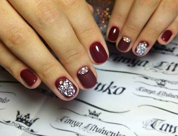 Нежный бордовый маникюр