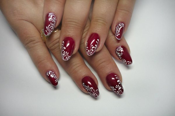Педикюр бордовый