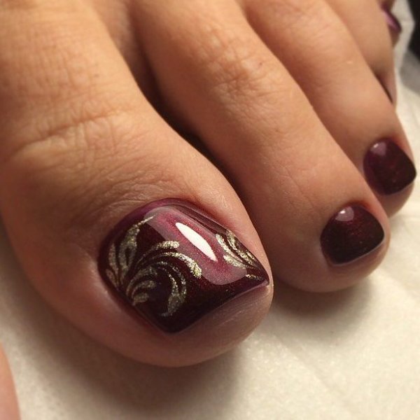 Педикюр бордовый