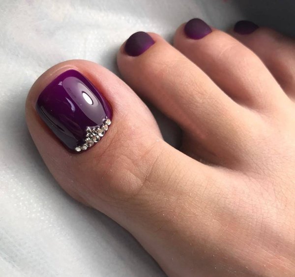 Бордовый маникюр с узором