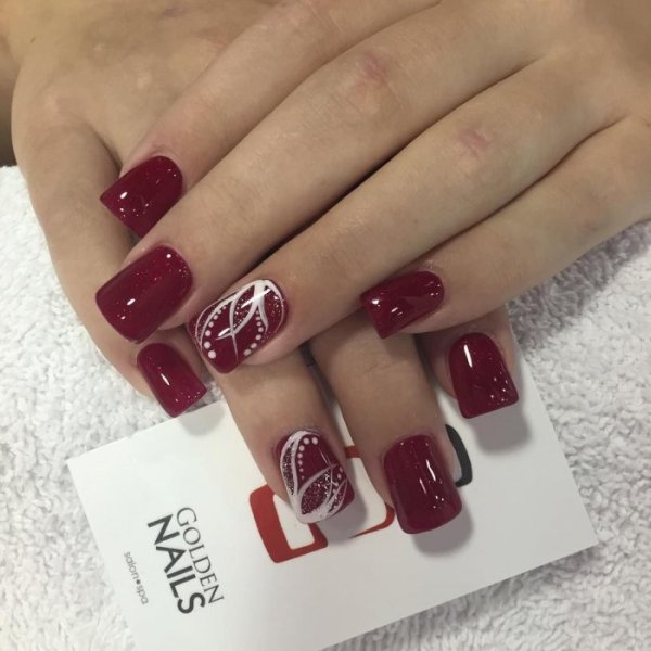 Маникюр бордовый с черным