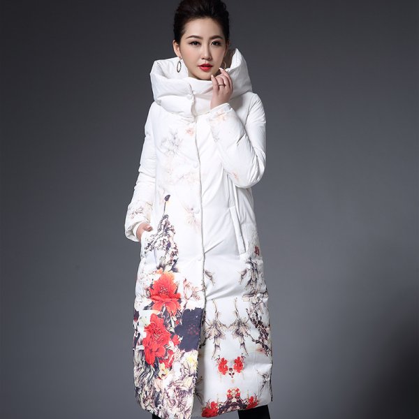 Белый длинный пуховик