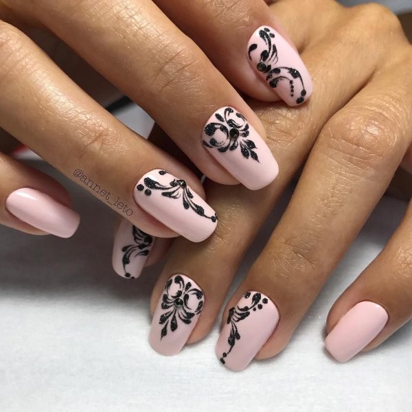 Красный маникюр геометрия