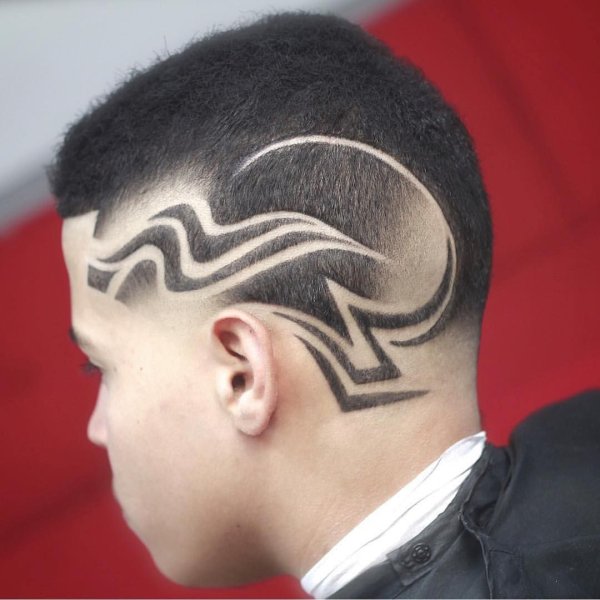 Узоры краской на выбритой голове