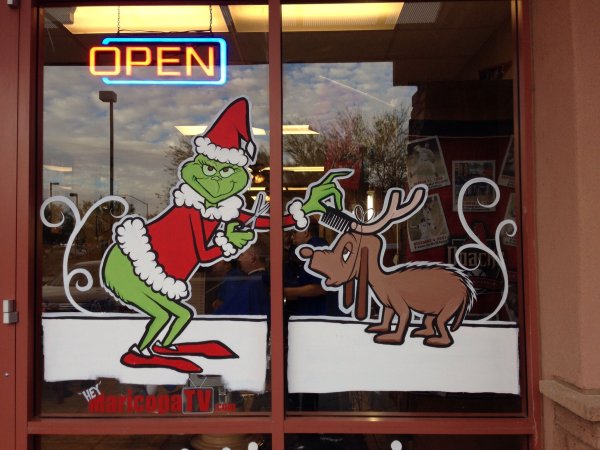 Гринч на окне гуашью