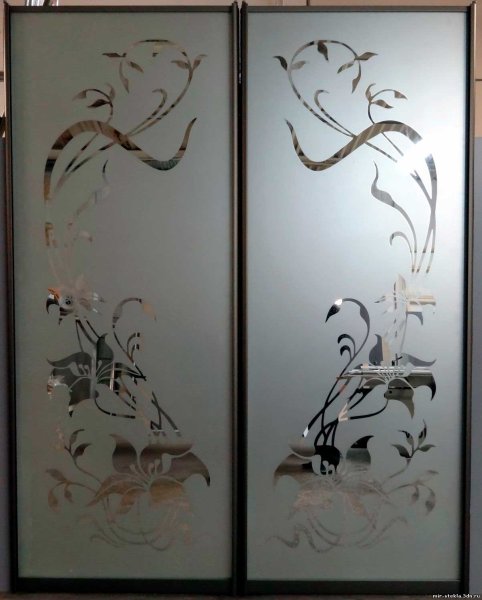 Шкафы с узорами на дверях