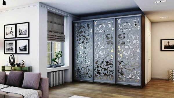 Замаскировать дверь в интерьере