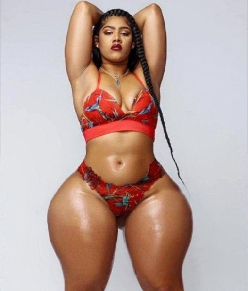 Огромные женские бедра